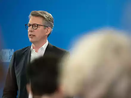 Bayern Kunstminister Markus Blume will mit der Rückgabe der Werke einen «Versuch der Wiedergutmachung in Richtung der Opfer unternehmen». (Archivbild). - Foto: Leonie Asendorpf/dpa