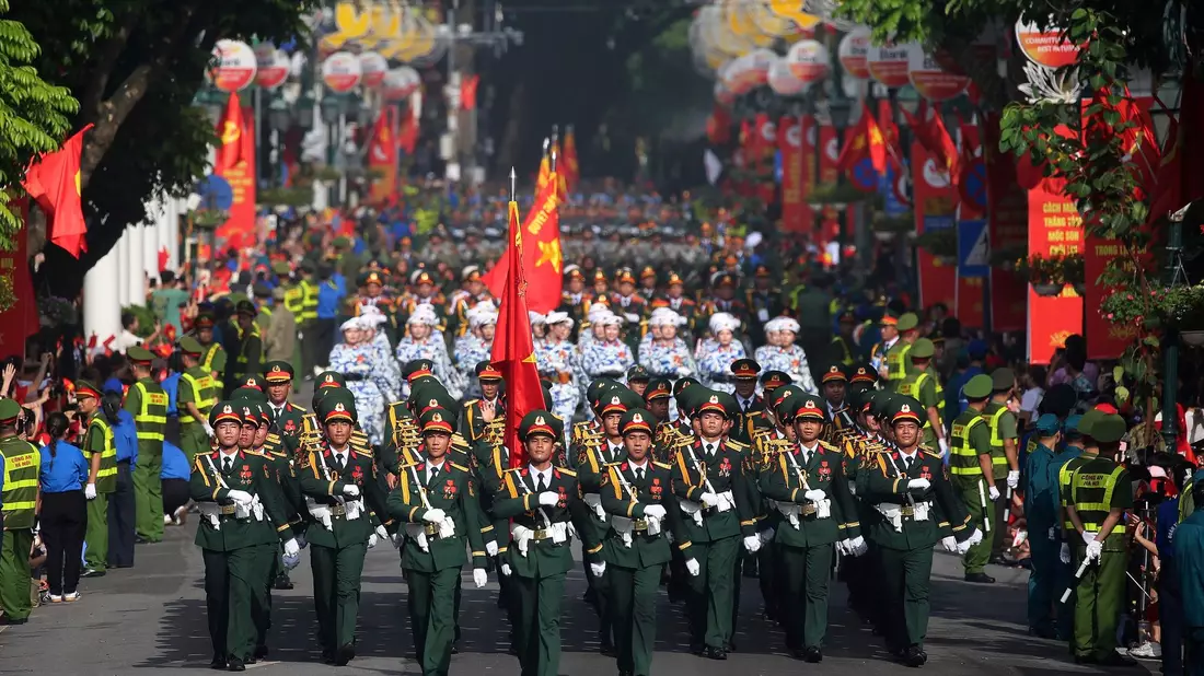 Die rote Nationalflagge mit gelbem Stern war allgegenwärtig. - Bild: Luong Thai Linh/Pool EPA/AP/dpa