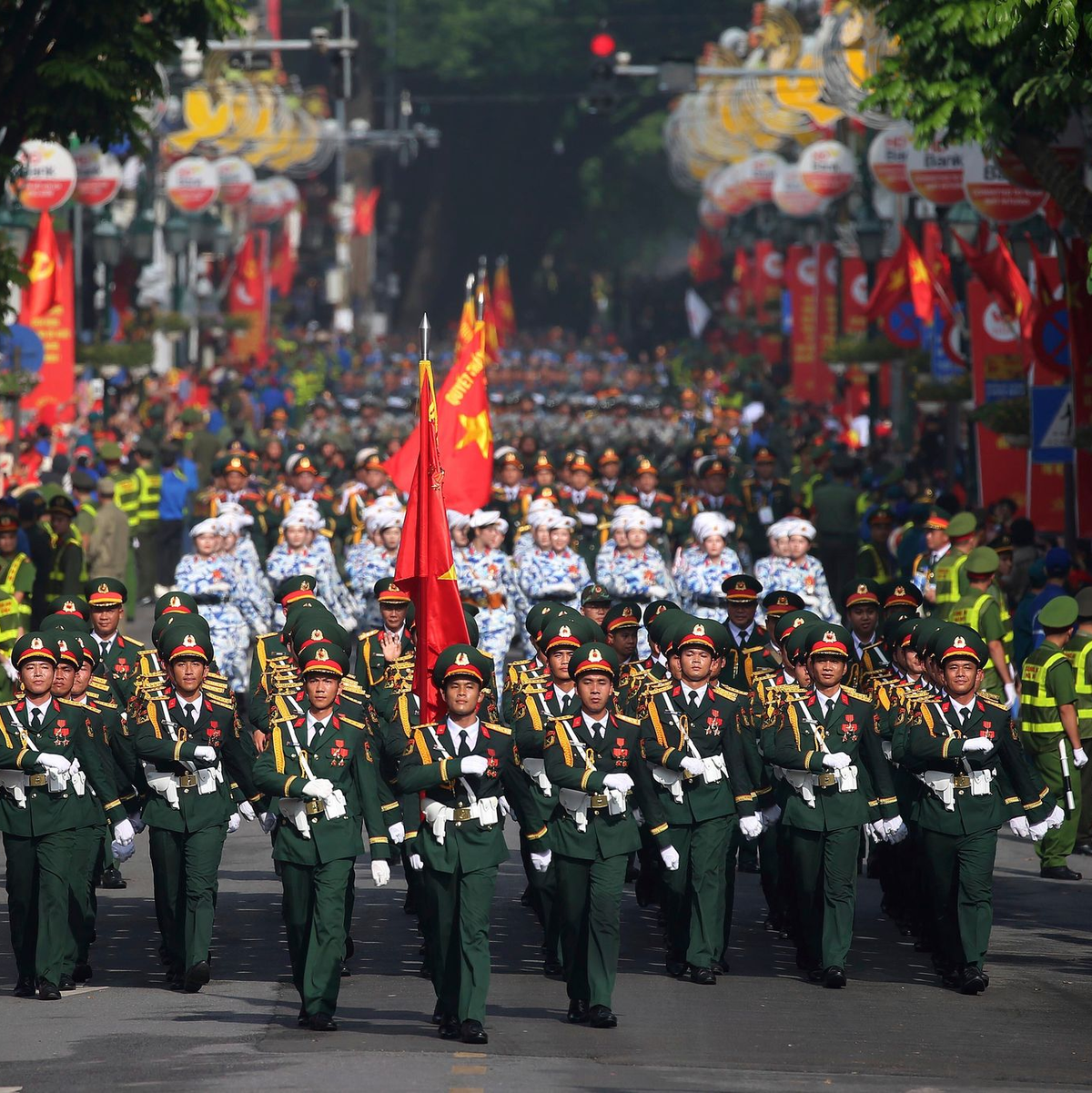 Die rote Nationalflagge mit gelbem Stern war allgegenwärtig. - Foto: Luong Thai Linh/Pool EPA/AP/dpa