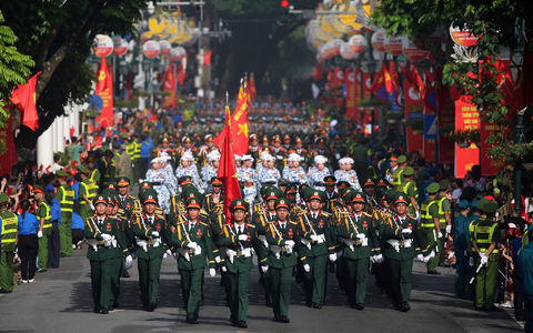 Die rote Nationalflagge mit gelbem Stern war allgegenwärtig. - Foto: Luong Thai Linh/Pool EPA/AP/dpa