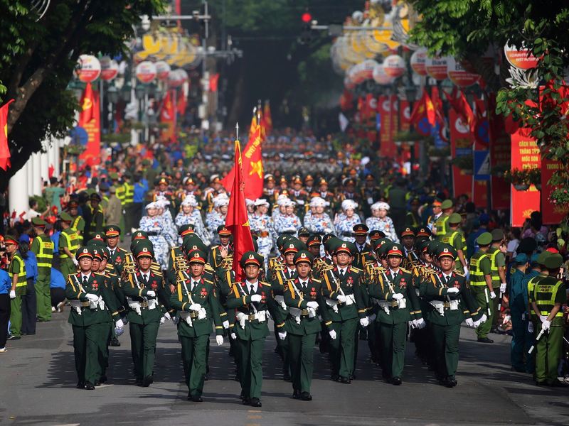 Die rote Nationalflagge mit gelbem Stern war allgegenwärtig. - Foto: Luong Thai Linh/Pool EPA/AP/dpa