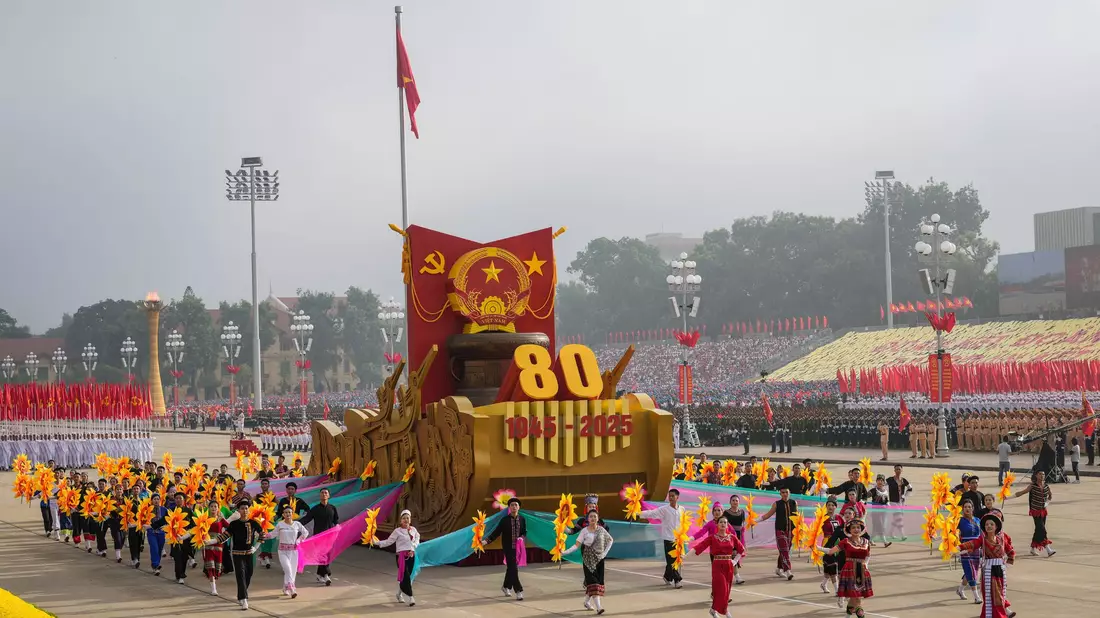 Die Parade fand auf dem Ba-Dinh-Platz statt, wo Ho Chi Minh vor 80 Jahren die Unabhängigkeit verkündet hatte. - Bild: Vincent Thian/AP POOL/AP/dpa