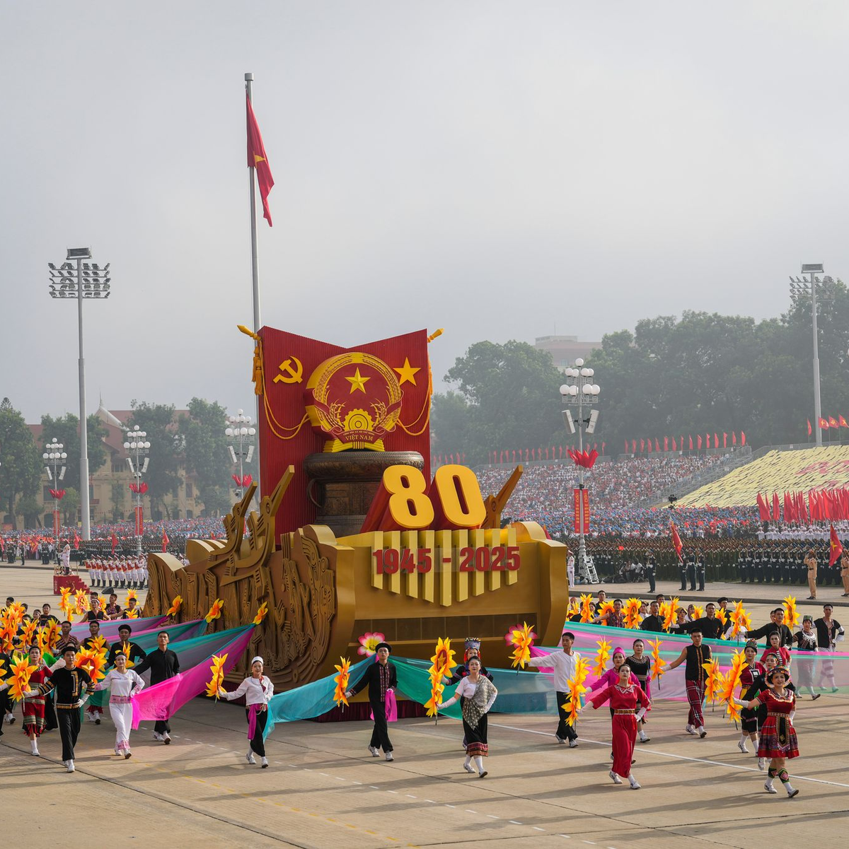 Die Parade fand auf dem Ba-Dinh-Platz statt, wo Ho Chi Minh vor 80 Jahren die Unabhängigkeit verkündet hatte. - Foto: Vincent Thian/AP POOL/AP/dpa