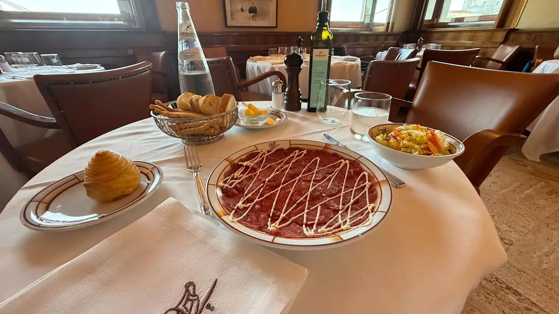 Meist wird Carpaccio als Vorspeise servert. - Bild: Christoph Sator/dpa