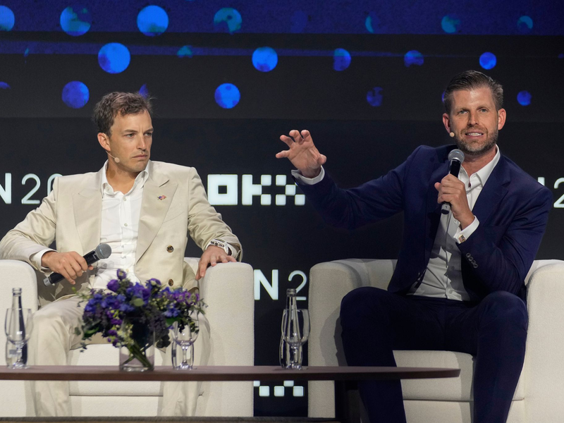 Gründer wie Präsidentensohn Eric Trump (rechts im Bild) dürfen ihre WLFI-Bestände vorerst nicht verkaufen. (Archivbild) - Foto: Altaf Qadri/AP/dpa