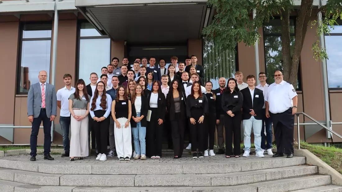 HZA-LÖ: Ausbildung- und Studienbeginn beim Hauptzollamt Lörrach Karriere beim ZOLL gestartet! - Bild: presseportal.de