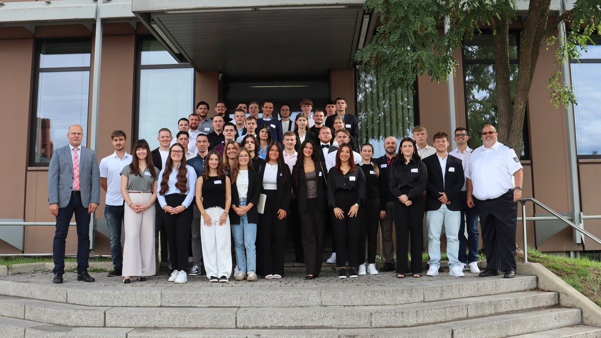 HZA-LÖ: Ausbildung- und Studienbeginn beim Hauptzollamt Lörrach Karriere beim ZOLL gestartet! - Foto: presseportal.de