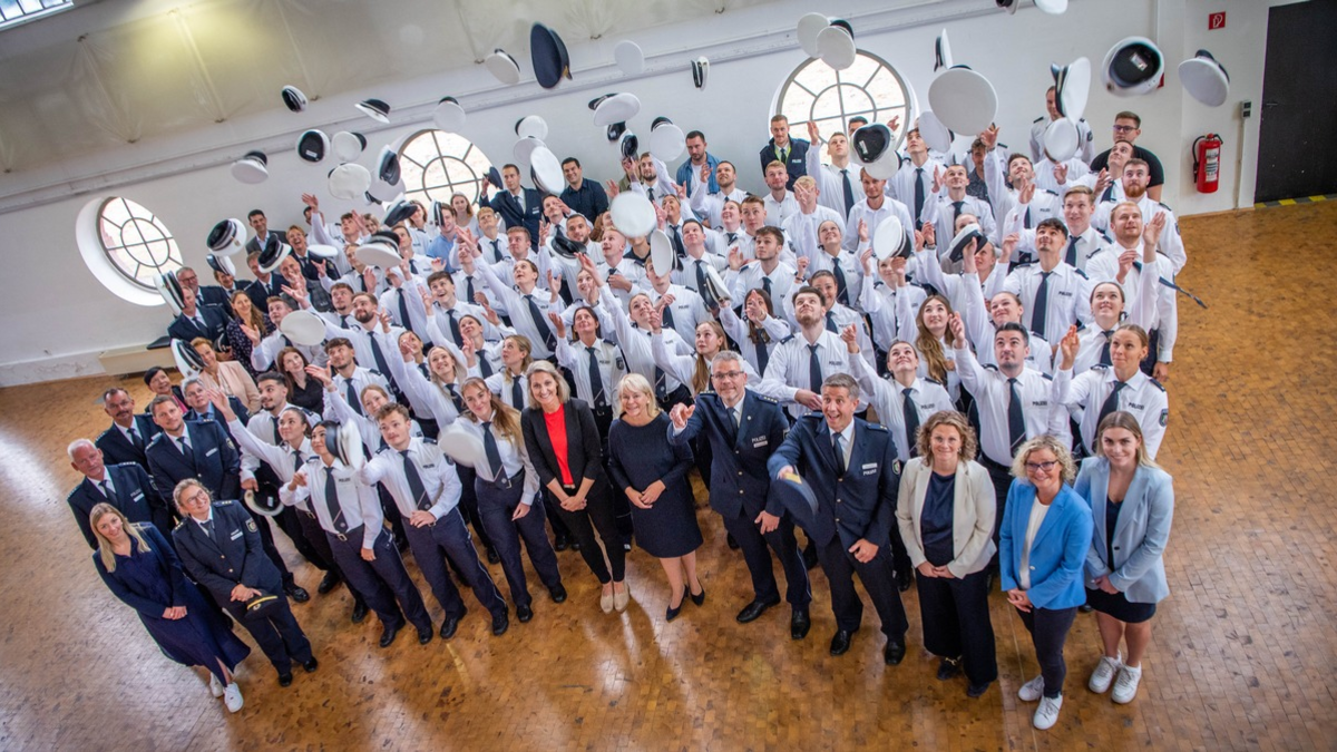 POL-RE: Kreis Recklinghausen/Bottrop: Sternenregen im Polizeipräsidium - 91 neue Polizistinnen und Polizisten für das PP Recklinghausen - Foto: presseportal.de