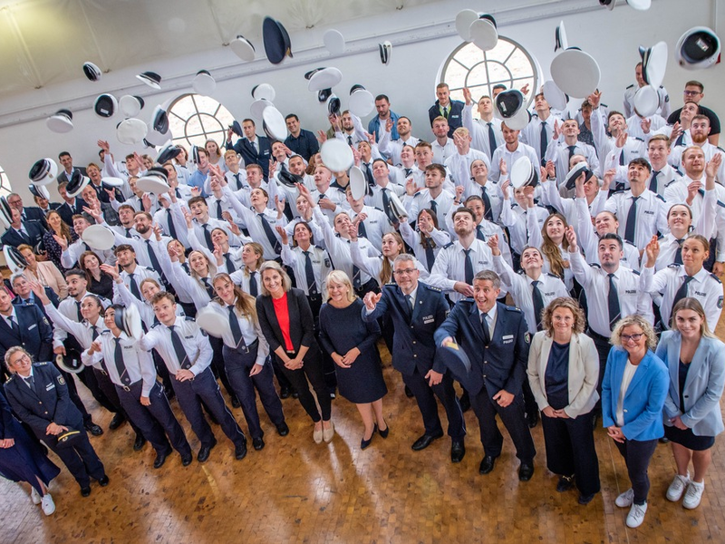 POL-RE: Kreis Recklinghausen/Bottrop: Sternenregen im Polizeipräsidium - 91 neue Polizistinnen und Polizisten für das PP Recklinghausen - Foto: presseportal.de