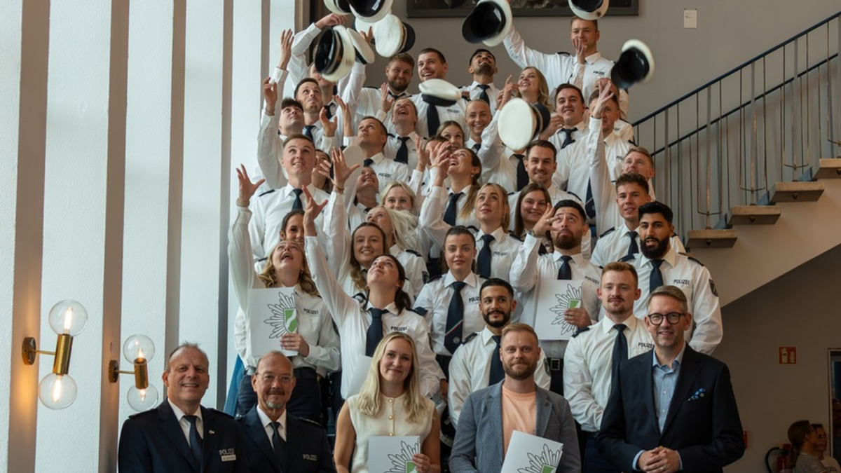 POL-WES: Wesel- 43 Polizeibeamtinnen und -beamte auf Lebenszeit ernannt- Landrat Brohl überreicht Urkunden im feierlichen Rahmen - Foto: presseportal.de