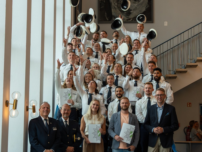 POL-WES: Wesel- 43 Polizeibeamtinnen und -beamte auf Lebenszeit ernannt- Landrat Brohl überreicht Urkunden im feierlichen Rahmen - Foto: presseportal.de