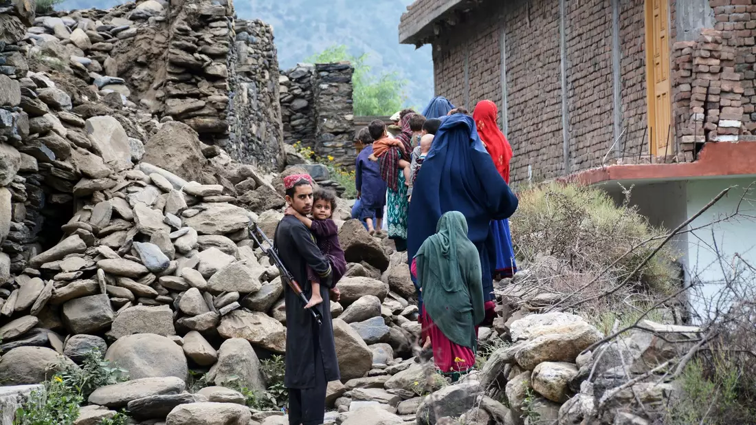 Viele Dörfer haben schwere Schäden erlitten, viele Menschen werden noch unter Trümmern vermutet.  - Bild: Wahidullah Kakar/AP/dpa