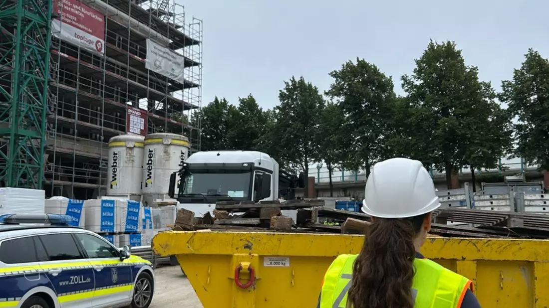 HZA-KI: Zoll kontrolliert Großbaustelle in Kiel / zahlreiche Verstöße festgestellt - Bild: presseportal.de