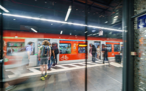 Pendeln gehört für Studenten oft zum Alltag. (Symbolbild) - Foto: Andreas Arnold/dpa