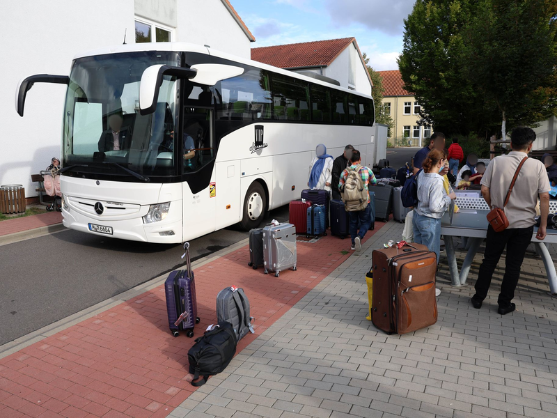 Die einen haben es nach Deutschland geschafft - andere sind aus Pakistan nach Afghanistan abgeschoben worden und schreiben nun an die Bundesregierung. - Foto: Stefan Rampfel/dpa