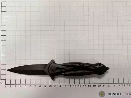BPOL NRW: Mit Messer und Drogen unterwegs - Bundespolizei bringt aggressive Frau unter Kontrolle - Foto: presseportal.de