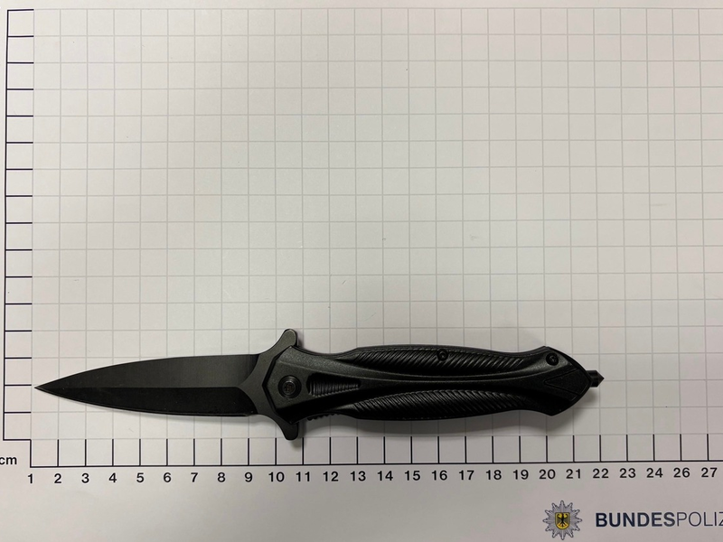 BPOL NRW: Mit Messer und Drogen unterwegs - Bundespolizei bringt aggressive Frau unter Kontrolle - Foto: presseportal.de