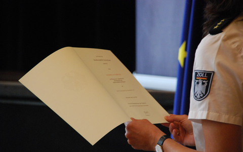 HZA-SW: Berufseinsteiger beim Hauptzollamt Schweinfurt/ 23 neue Nachwuchskräfte starten ihre Zoll Karriere - Foto: presseportal.de