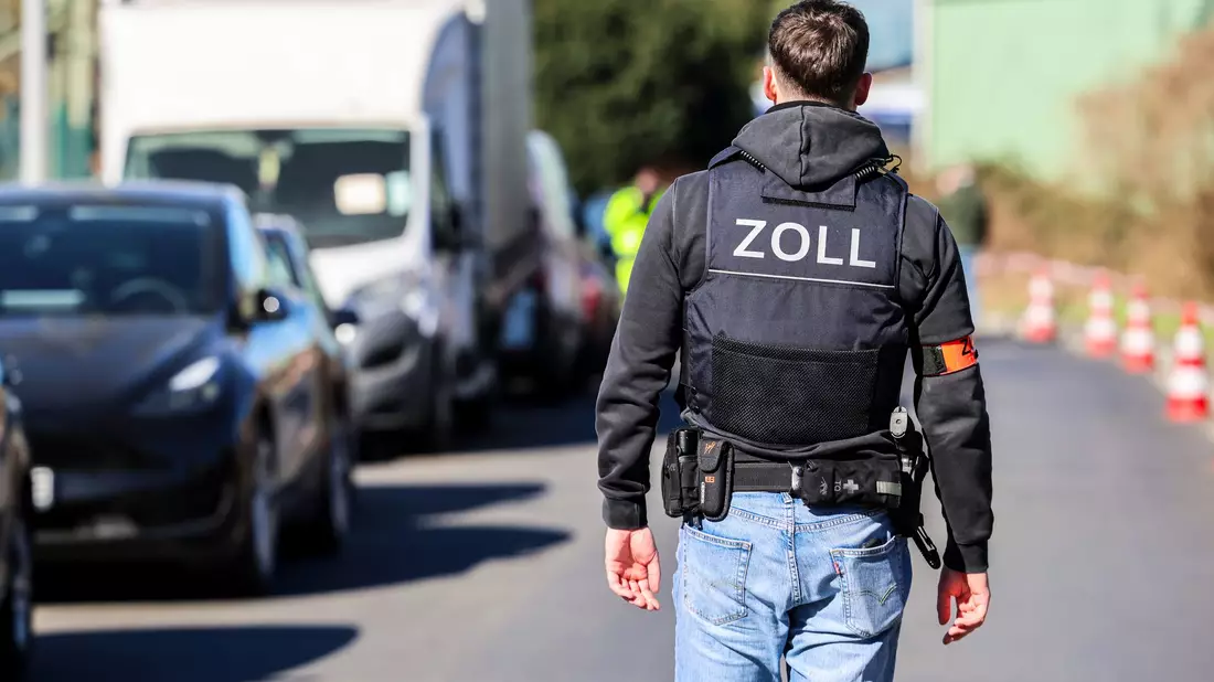 Zöllner im Einsatz beim Ausheben einer illegalen Zigarettenfabrik. (Archivbild) - Bild: Christoph Reichwein/dpa