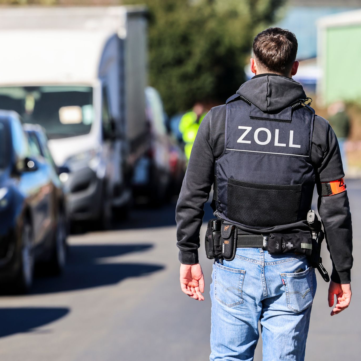 Zöllner im Einsatz beim Ausheben einer illegalen Zigarettenfabrik. (Archivbild) - Foto: Christoph Reichwein/dpa