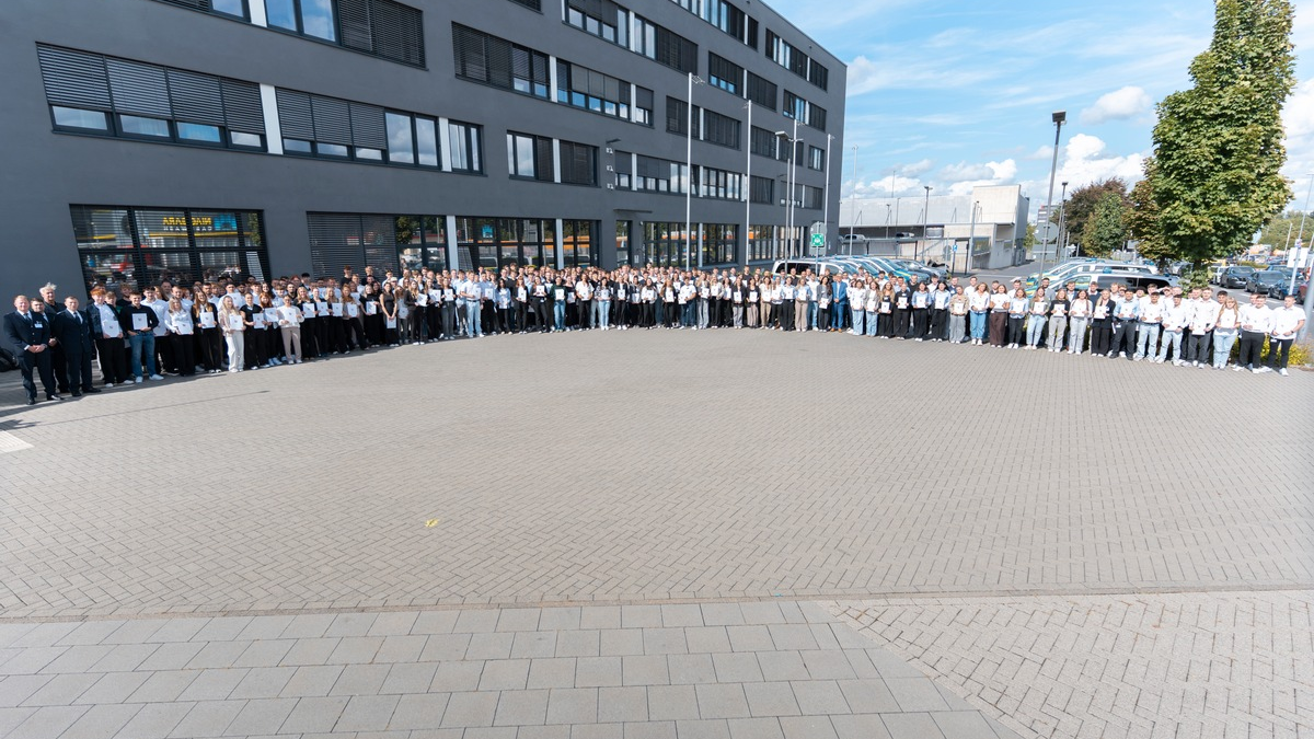 POL-AC: Polizei Aachen begrüßt neue Kolleginnen und Kollegen - Foto: presseportal.de