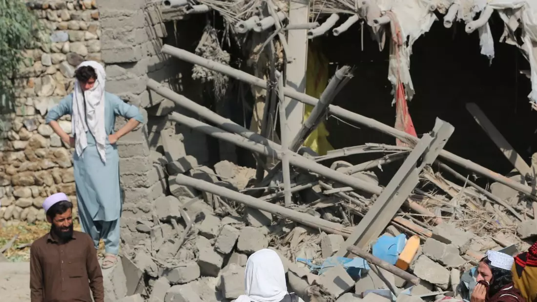 Erdbeben in Afghanistan: Betroffene suchen mit bloßen Händen nach Überlebenden - Help startet Nothilfe / 12.000 Menschen sind von dem verheerenden Erdbeben betroffen, Spenden sind dringend notwendig - Bild: presseportal.de