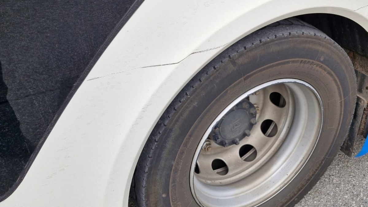 POL-HM: Zeugenaufruf: Unfallflucht nach Zusammenstoß mit Linienbus - Foto: presseportal.de