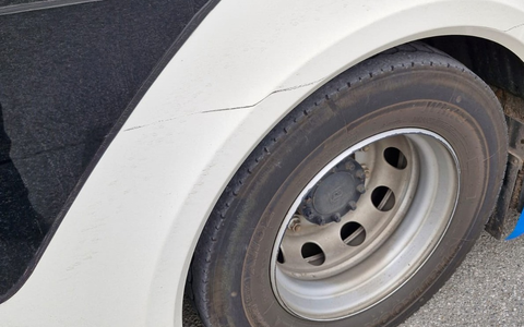 POL-HM: Zeugenaufruf: Unfallflucht nach Zusammenstoß mit Linienbus - Foto: presseportal.de