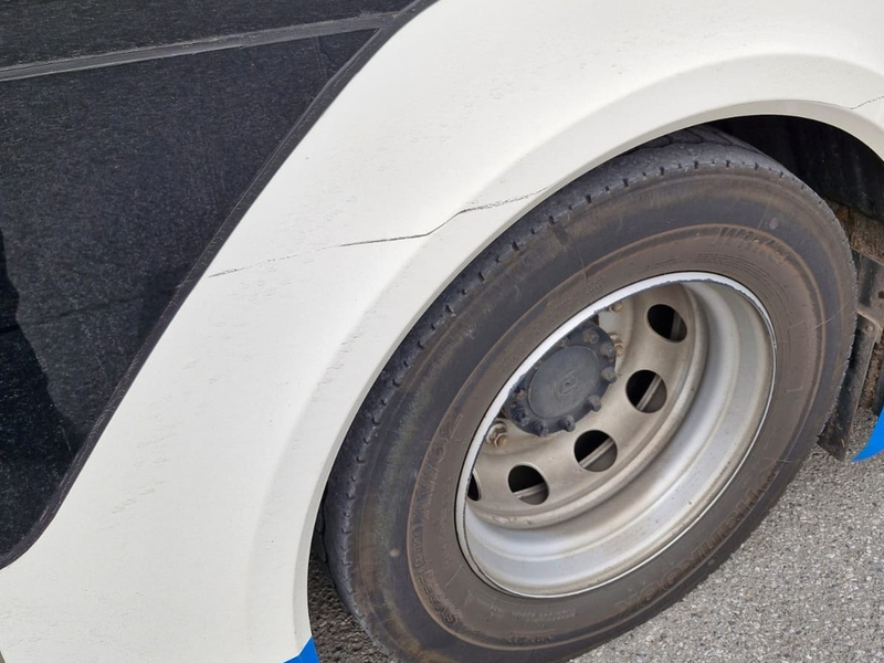 POL-HM: Zeugenaufruf: Unfallflucht nach Zusammenstoß mit Linienbus - Foto: presseportal.de