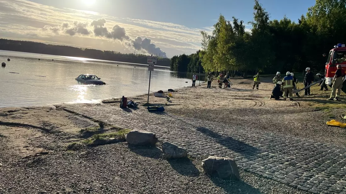 POL-AC: Rettungs- und Polizeieinsatz am Blausteinsee: Auto im See - Bild: presseportal.de