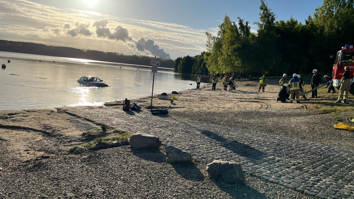 POL-AC: Rettungs- und Polizeieinsatz am Blausteinsee: Auto im See - Foto: presseportal.de
