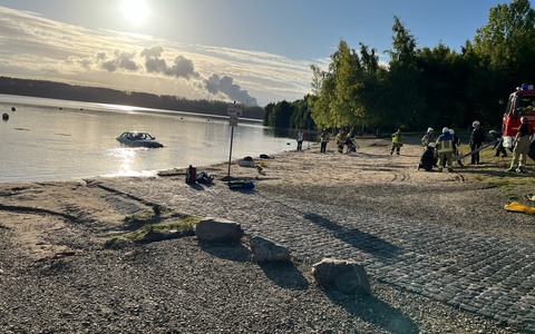 POL-AC: Rettungs- und Polizeieinsatz am Blausteinsee: Auto im See - Foto: presseportal.de