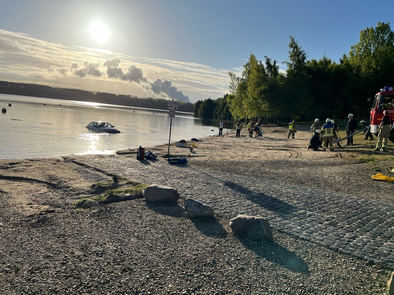 POL-AC: Rettungs- und Polizeieinsatz am Blausteinsee: Auto im See - Foto: presseportal.de