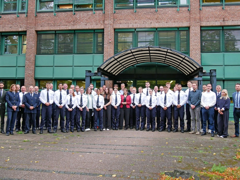 POL-HA: Polizei Hagen begrüßt 27 neue Polizistinnen und Polizisten und zwei Regierungsinspektorinnen - Foto: presseportal.de