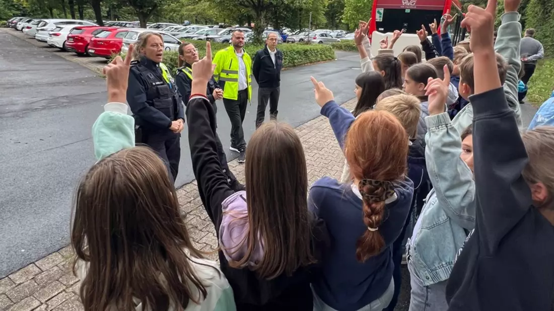 POL-MK: Sicher unterwegs mit dem Bus: Busschule machte Halt am Hemberg - Bild: presseportal.de