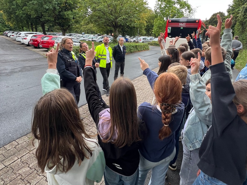 POL-MK: Sicher unterwegs mit dem Bus: Busschule machte Halt am Hemberg - Foto: presseportal.de