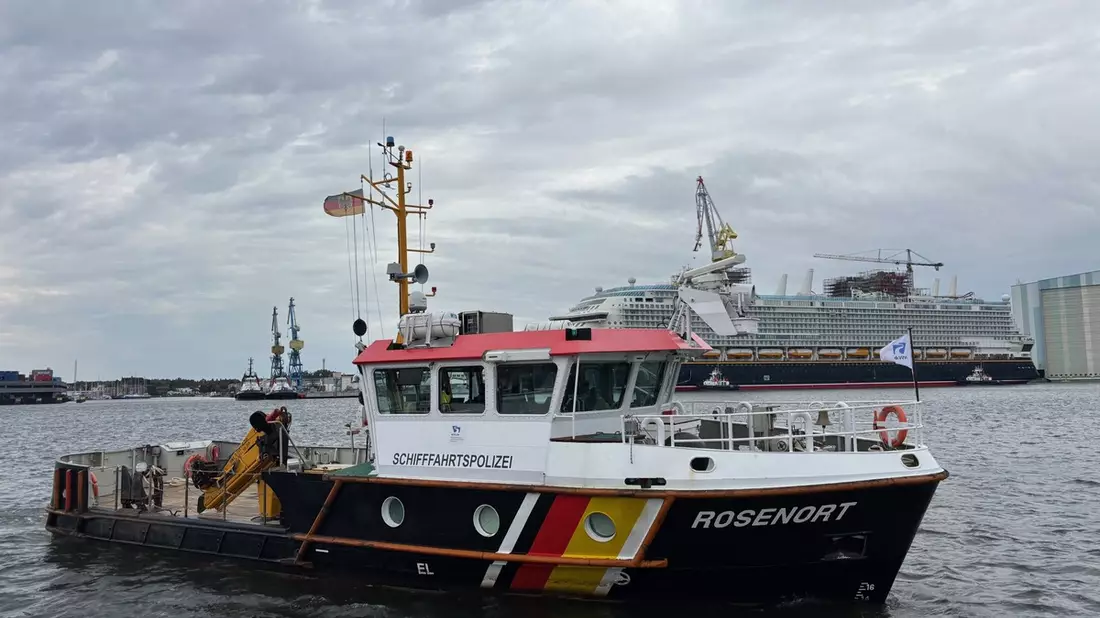 LWSPA M-V: Ausfahrmanöver des Kreuzfahrtschiffes Disney Adventure - erfolgreicher Einsatz der Wasserschutzpolizeiinspektion Wismar und des WSA Ostsee - Bild: presseportal.de