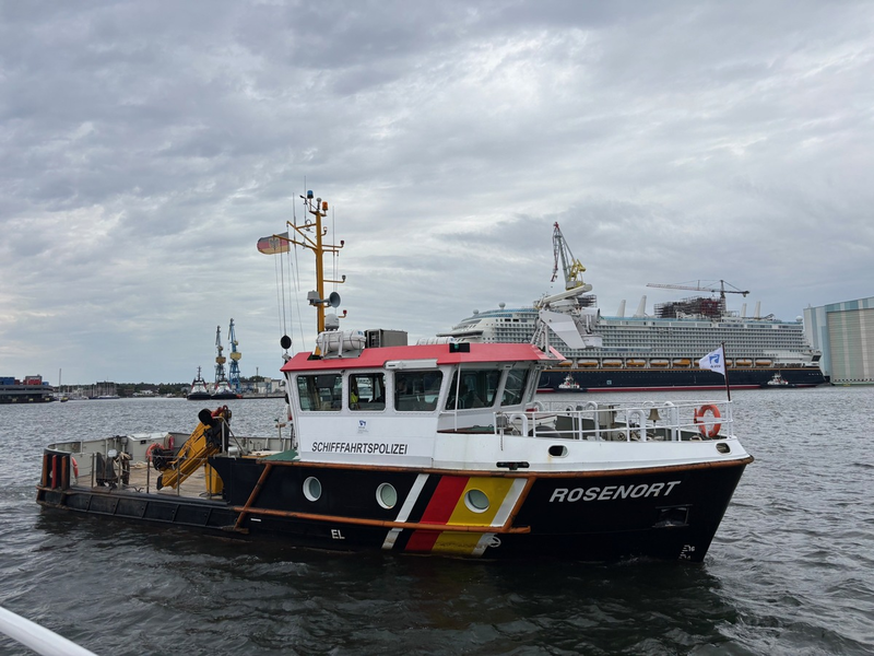 LWSPA M-V: Ausfahrmanöver des Kreuzfahrtschiffes Disney Adventure - erfolgreicher Einsatz der Wasserschutzpolizeiinspektion Wismar und des WSA Ostsee - Foto: presseportal.de