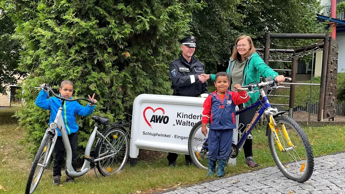 LPI-G: Zwei Fahrräder finden ein neues Zuhause im Kinderheim Greiz - Bild: presseportal.de