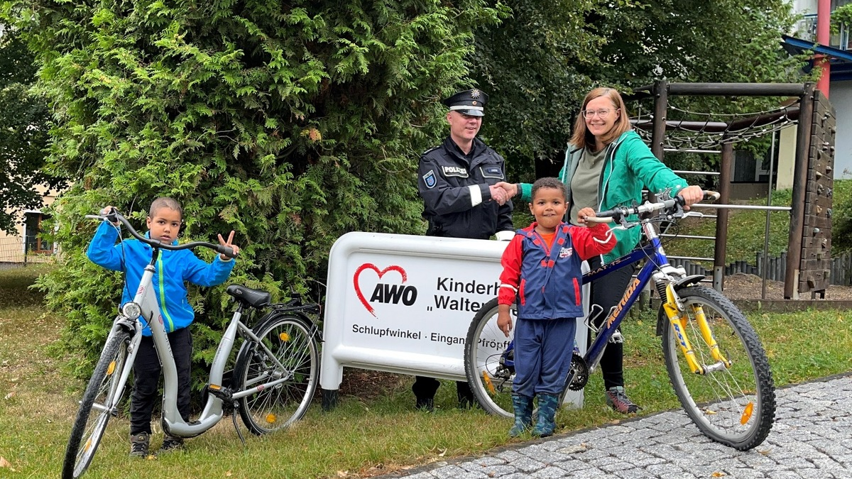 LPI-G: Zwei Fahrräder finden ein neues Zuhause im Kinderheim Greiz - Foto: presseportal.de