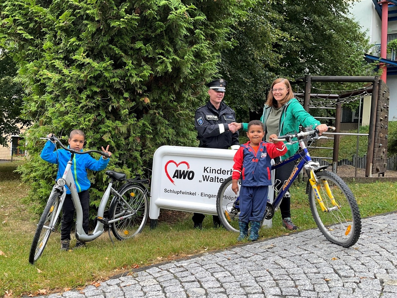 LPI-G: Zwei Fahrräder finden ein neues Zuhause im Kinderheim Greiz - Foto: presseportal.de