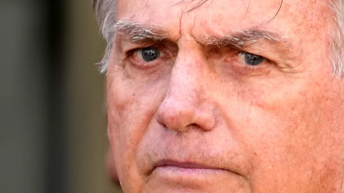 Bolsonaros Anhänger beten für den Ex-Präsidenten. - Bild: Eraldo Peres/AP/dpa