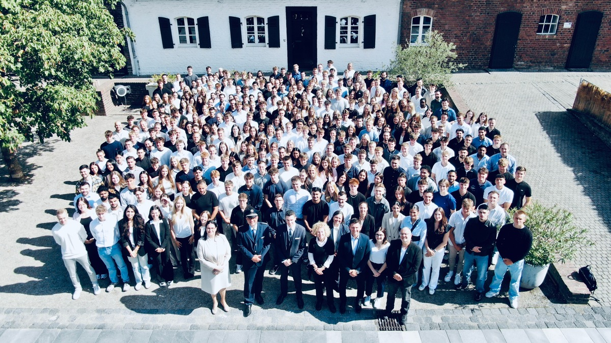 POL-DU: Huckingen: Die erste Hürde ist geschafft - Polizeipräsident Alexander Dierselhuis begrüßt neue Anwärterinnen und Anwärter - Foto: presseportal.de