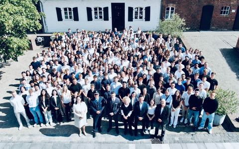 POL-DU: Huckingen: Die erste Hürde ist geschafft - Polizeipräsident Alexander Dierselhuis begrüßt neue Anwärterinnen und Anwärter - Foto: presseportal.de