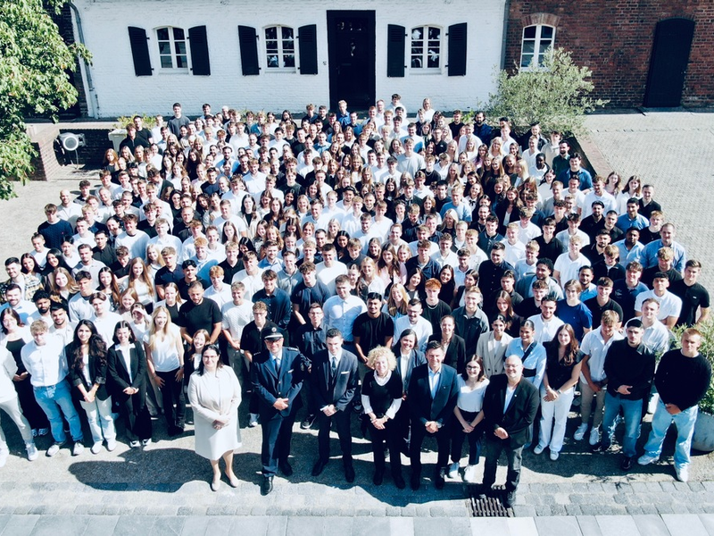 POL-DU: Huckingen: Die erste Hürde ist geschafft - Polizeipräsident Alexander Dierselhuis begrüßt neue Anwärterinnen und Anwärter - Foto: presseportal.de