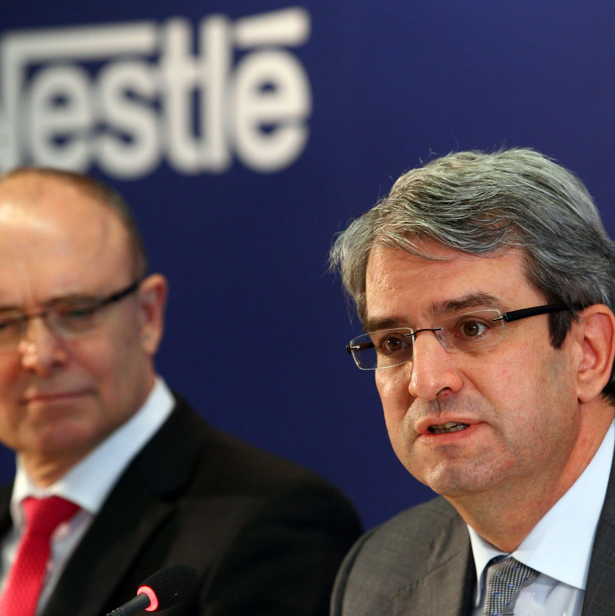 Der entlassene Nestle-Manager Laurent Freixe (rechts) - hier auf einer Pressekonferenz 2012 - Foto: Jens Büttner/dpa