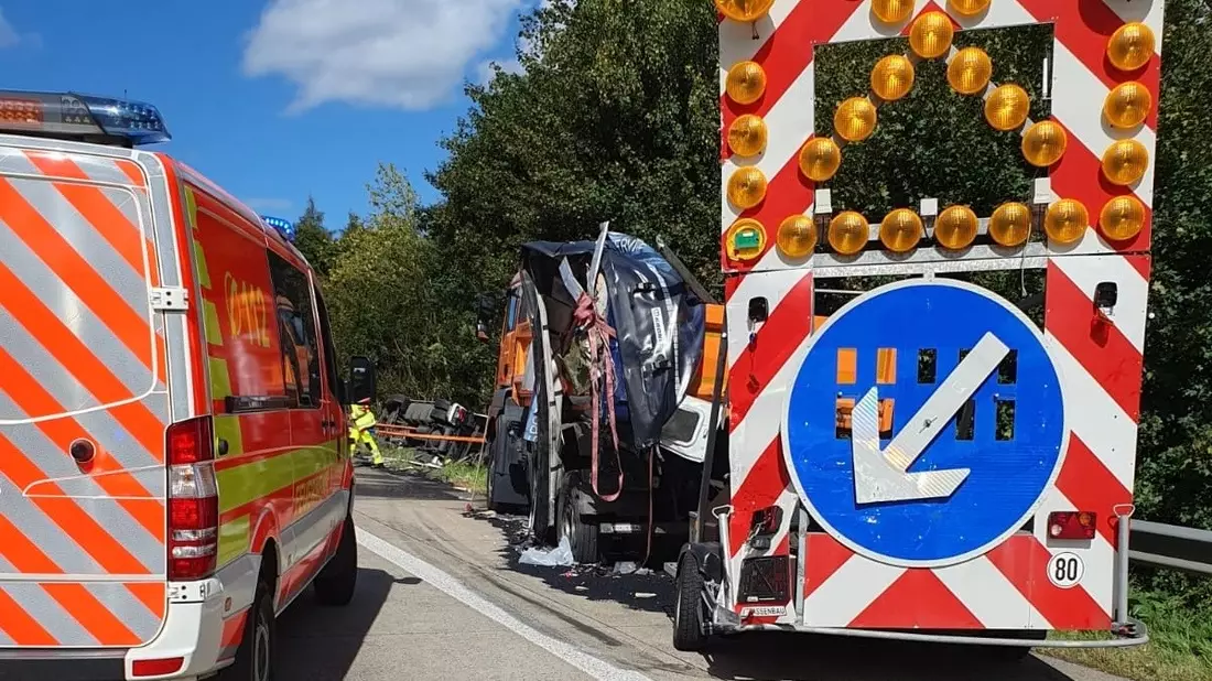 FW VG Asbach: LKW Unfall auf der A3 / 2 Leichtverletzte - lange Vollsperrung der Autobahn - Bild: presseportal.de