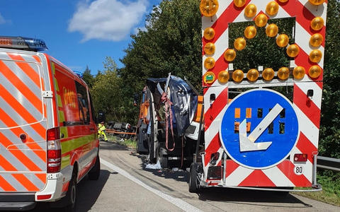 FW VG Asbach: LKW Unfall auf der A3 / 2 Leichtverletzte - lange Vollsperrung der Autobahn - Foto: presseportal.de