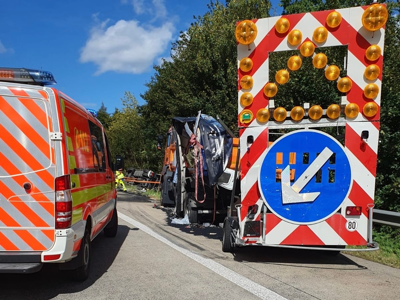 FW VG Asbach: LKW Unfall auf der A3 / 2 Leichtverletzte - lange Vollsperrung der Autobahn - Foto: presseportal.de