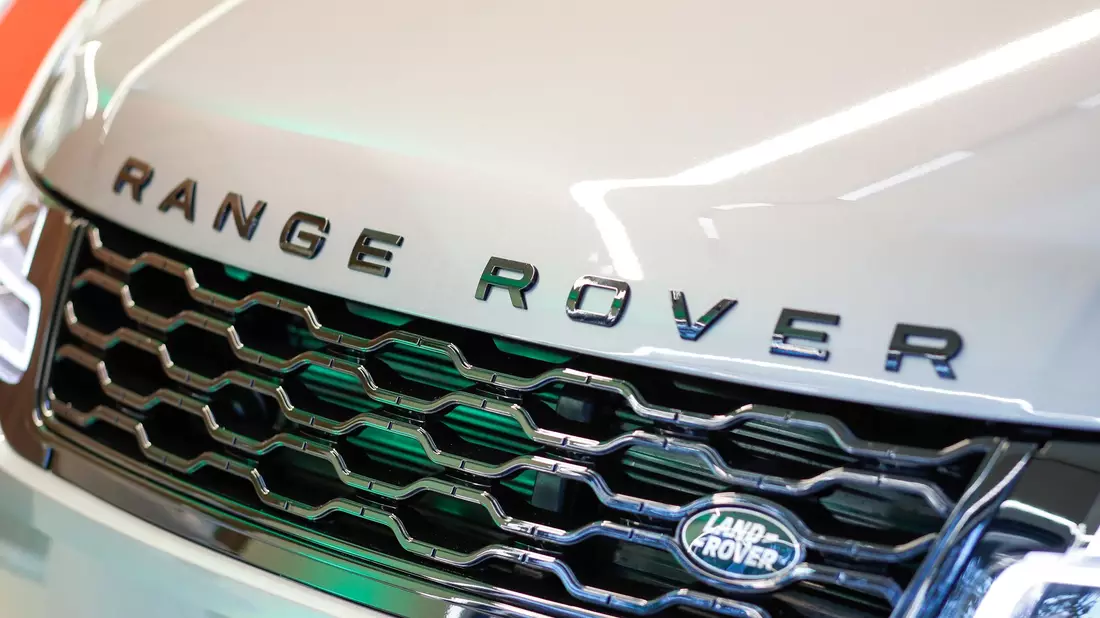 Der britische Autobauer Jaguar Land Rover hat noch immer mit den Folgen einer Cyberattacke zu kämpfen. (Symbolbild) - Bild: Gerald Matzka/dpa-Zentralbild/dpa